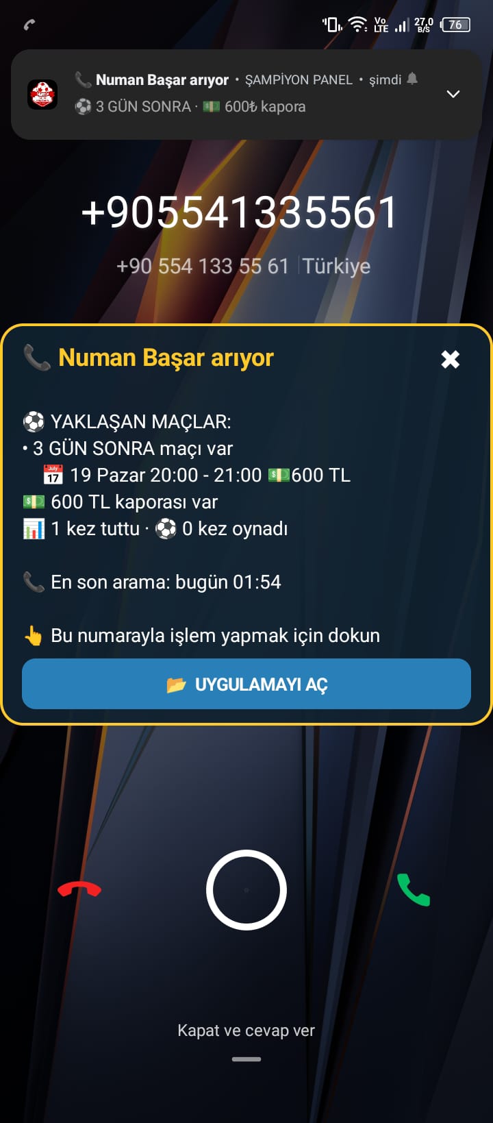 Gelen aramada arayan kartı — müşterinin adı, yaklaşan maçı, borcu ve kaporası ekranda
